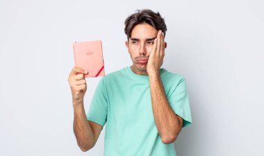 Genç İspanyol bir adam bıkkın, bezgin ve uykulu hissediyor. 2022 planlayıcı kavramı