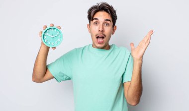 Genç İspanyol adam kendini mutlu hissediyor ve inanılmaz bir şeye hayret ediyor. Alarm saati kavramı