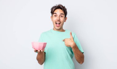 Genç İspanyol bir adam mutlu hissediyor ve heyecanla kendini işaret ediyor. boş kase kavramı