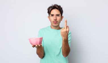 Genç İspanyol adam kızgın, sinirli, asi ve agresif hissediyor. boş kase kavramı