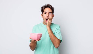 Genç İspanyol adam şok olmuş ve korkmuş hissediyor. boş kase kavramı