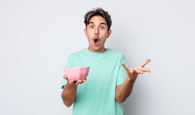 Genç İspanyol adam inanılmaz bir sürprizle şaşkına dönmüş ve hayrete düşmüştü. boş kase kavramı