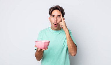 Genç İspanyol adam şaşırmış görünüyor, yeni bir düşünce, fikir ya da konsept keşfediyor. boş kase kavramı