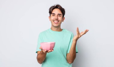 Genç İspanyol adam mutlu hissediyor, bir çözüm ya da fikir bulduğuna şaşırıyor. boş kase kavramı