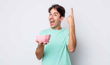 Genç İspanyol bir adam bir fikri fark ettikten sonra mutlu ve heyecanlı bir dahi gibi hissediyor. boş kase kavramı