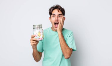 Genç İspanyol adam şok olmuş ve korkmuş hissediyor. jöle şekeri konsepti