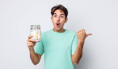 Genç İspanyol adam inançsızlıktan şaşkın şaşkın bakıyor. jöle şekeri konsepti