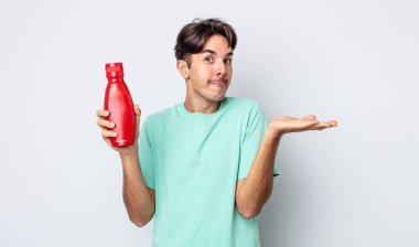 Genç İspanyol adam şaşkın, şaşkın ve şüpheci hissediyor. Ketçap konsepti