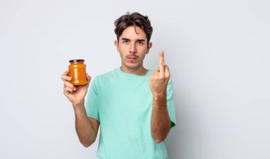 Genç İspanyol adam kızgın, sinirli, asi ve agresif hissediyor. şeftali reçeli konsepti