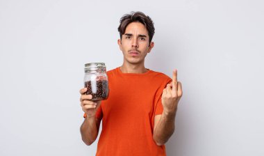 Genç İspanyol adam kızgın, sinirli, asi ve agresif hissediyor. kahve çekirdeği konsepti