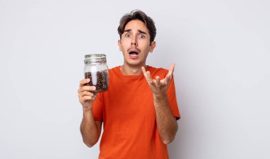 Genç İspanyol adam umutsuz, hayal kırıklığına uğramış ve stresli görünüyor. kahve çekirdeği konsepti