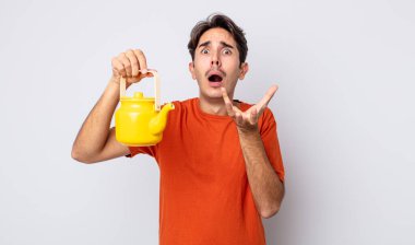 Genç İspanyol adam umutsuz, hayal kırıklığına uğramış ve stresli görünüyor. çaydanlık konsepti