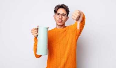 Genç, Latin asıllı, kızgın, baş parmağını kaldırmış. termos kavramı