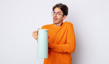 Genç İspanyol adam omuz silkiyor, kafası karışık ve kararsız. termos kavramı