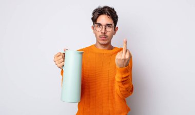 Genç İspanyol adam kızgın, sinirli, asi ve agresif hissediyor. termos kavramı