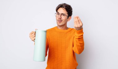 Genç İspanyol adam kapiş ya da para hareketi yapıyor, sana ödemeni söylüyor. termos kavramı