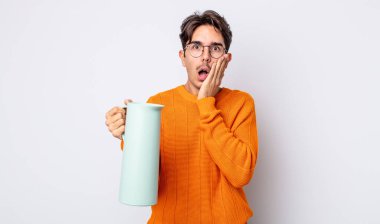 Genç İspanyol adam şok olmuş ve korkmuş hissediyor. termos kavramı