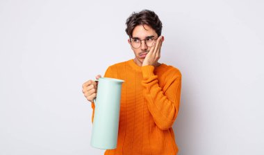 Genç İspanyol bir adam bıkkın, bezgin ve uykulu hissediyor. termos kavramı