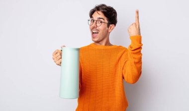 Genç İspanyol bir adam bir fikri fark ettikten sonra mutlu ve heyecanlı bir dahi gibi hissediyor. termos kavramı