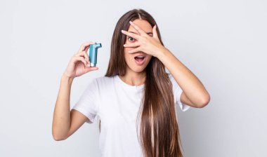 Genç, güzel bir kadın şok olmuş, korkmuş ya da korkmuş görünüyor. astım konsepti