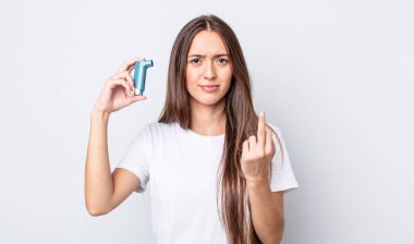 Genç ve güzel bir kadın kızgın, sinirli, asi ve agresif hissediyor. astım konsepti