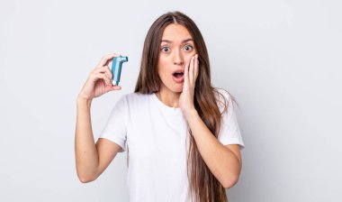 Genç ve güzel bir kadın şok olmuş ve korkmuş hissediyor. astım konsepti