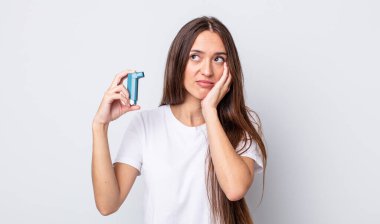 Genç ve güzel bir kadın sıkıcı, bıkkın ve uykulu hissediyor. astım konsepti