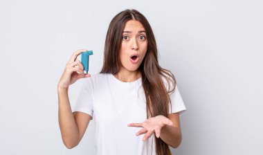 Genç ve güzel bir kadın şok olmuş ve şaşırmış hissediyor. astım konsepti