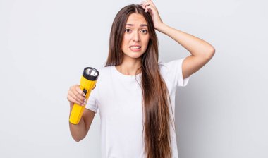 Genç ve güzel bir kadın gergin, endişeli ya da korkmuş hissediyor. Elleri başının üstünde. fener konsepti