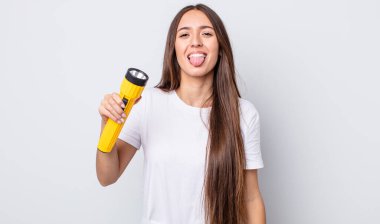 Neşeli ve asi tavırları olan genç ve güzel bir kadın, şaka yapıyor ve dilini dışarı çıkarıyor. fener konsepti