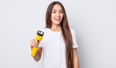 Genç ve güzel bir kadın mutlu ve hoş bir şekilde şaşırmış görünüyor. fener konsepti