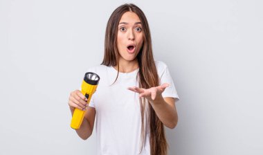 Genç ve güzel bir kadın şok olmuş ve şaşırmış hissediyor. fener konsepti