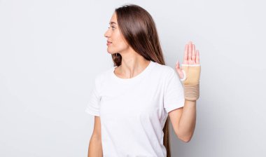 Profil görünümlü genç, güzel bir kadın hayal kuruyor ya da hayal kuruyor. el bandajı konsepti