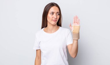 Genç, güzel bir kadın üzgün, üzgün ya da kızgın hissediyor ve yan tarafa bakıyor. el bandajı konsepti