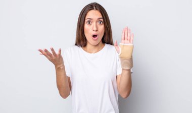 Genç ve güzel bir kadın inanılmaz bir sürprizle şaşkına döndü ve hayrete düştü. el bandajı konsepti