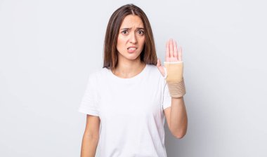 Genç, güzel bir kadın kafası karışmış ve şaşkın görünüyor. el bandajı konsepti