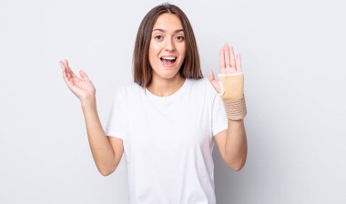 Genç, güzel bir kadın kendini mutlu hissediyor. Bir çözüm ya da fikir bulduğuna şaşırıyor. el bandajı konsepti