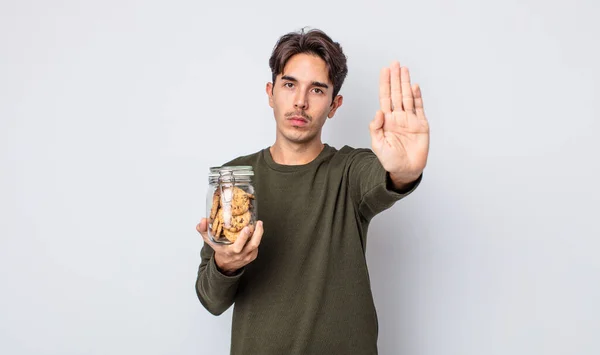 Junger Hispanischer Mann Mit Ernstem Blick Und Offener Handfläche Die — Stockfoto