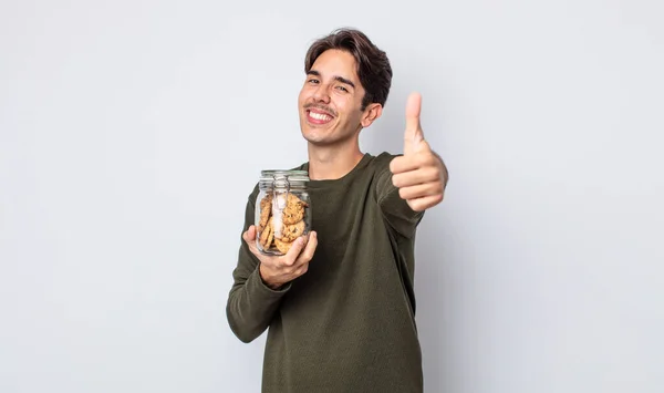 Jovem Hispânico Sentindo Orgulhoso Sorrindo Positivamente Com Polegares Para Cima — Fotografia de Stock