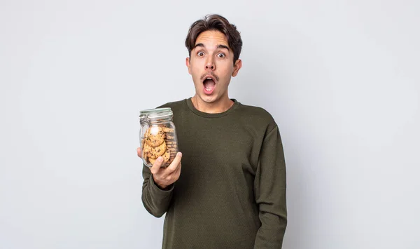 Joven Hispano Que Parece Muy Sorprendido Sorprendido Concepto Cookies — Foto de Stock