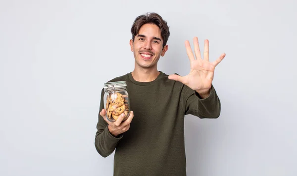 Jovem Hispânico Sorrindo Olhando Amigável Mostrando Número Cinco Conceito Cookies — Fotografia de Stock