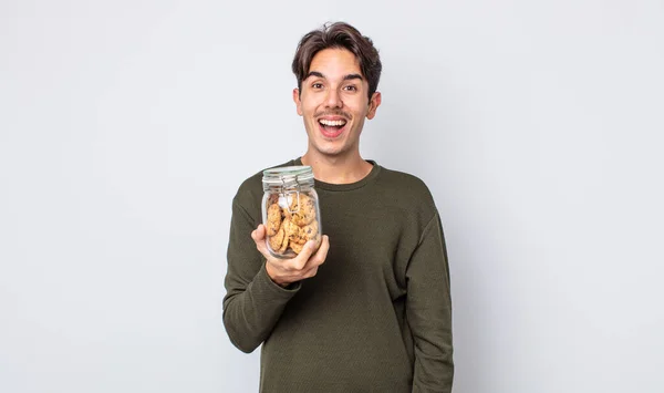 Joven Hispano Que Feliz Gratamente Sorprendido Concepto Cookies — Foto de Stock