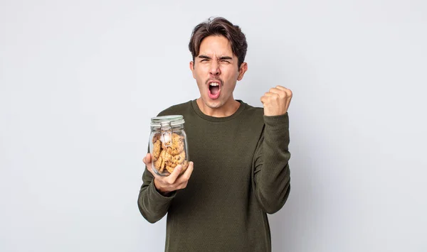 Joven Hispano Gritando Agresivamente Con Expresión Enojo Concepto Cookies — Foto de Stock