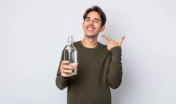 Joven Hombre Hispano Sonriendo Con Confianza Señalando Propia Amplia Sonrisa — Foto de Stock