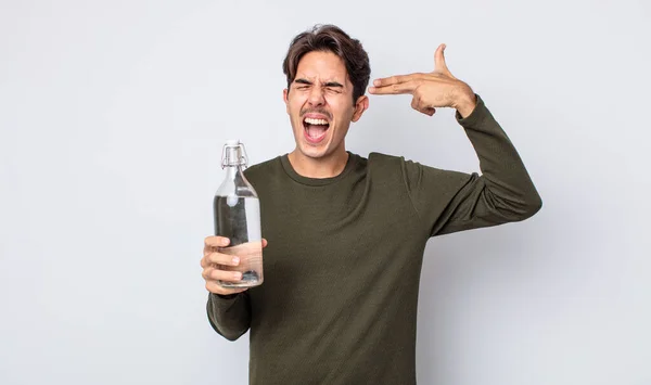 Jeune Homme Hispanique Regardant Malheureux Stressé Geste Suicidaire Faisant Signe — Photo