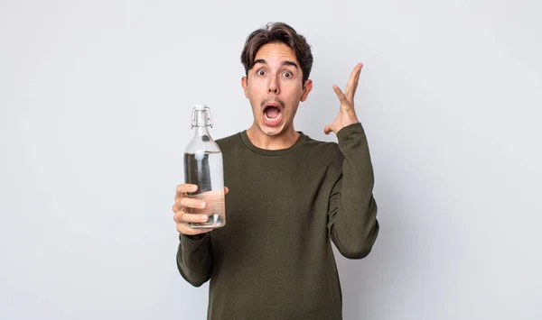 Joven Hispano Gritando Con Las Manos Alto Concepto Botella Agua — Foto de Stock