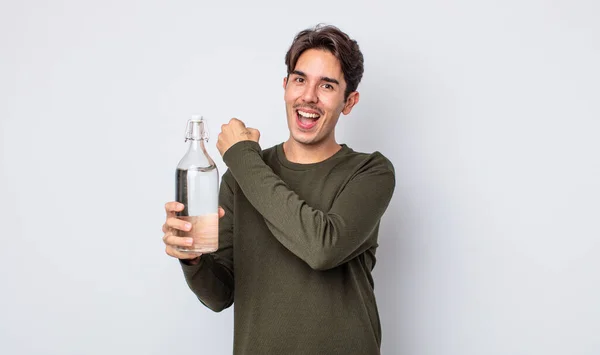 Jovem Hispânico Sentindo Feliz Enfrentando Desafio Celebrando Conceito Garrafa Água — Fotografia de Stock