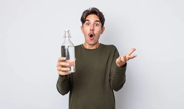 Jonge Spaanse Man Voelt Zich Zeer Geschokt Verrast Waterflesconcept — Stockfoto