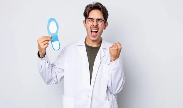 Der Junge Hispanische Mann Ist Schockiert Lacht Und Feiert Seinen — Stockfoto