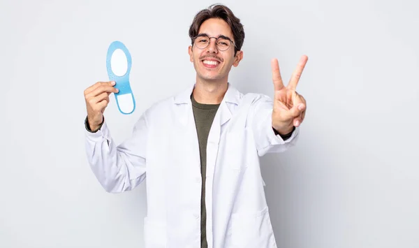 Joven Hispano Sonriendo Luciendo Feliz Haciendo Gestos Victoria Paz Concepto — Foto de Stock